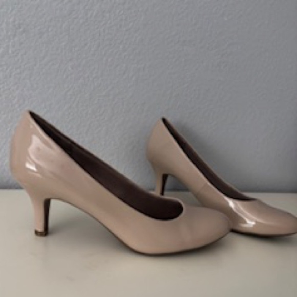 Life Stride Tan Patent Heels